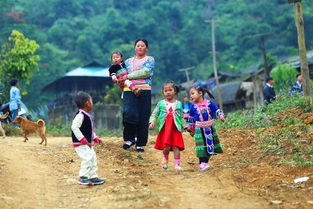 Children are dressed colourfully on special occasions such as tradditional New Year festival (Photo: VNA)