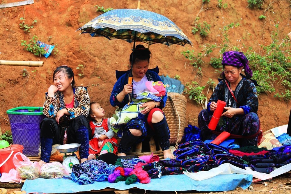 Following mommy to market (Photo: VNA)