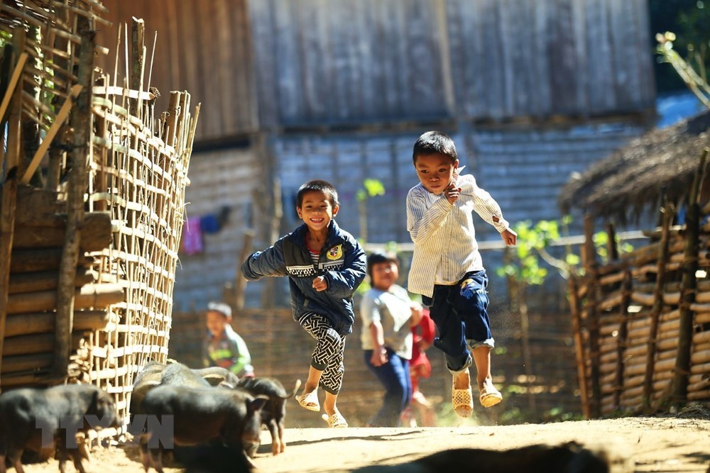 Playing with friends (Photo: VNA)