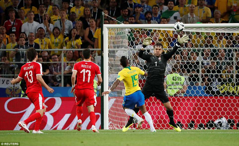 Nỗ lực của Brazil sớm được cụ thể hóa bằng bàn mở tỉ số của Paulinho. Tiền vệ mang áo số 15 có pha chạm mũi giày nhạy cảm sau đường kiến tạo đẳng cấp của Coutinho. 