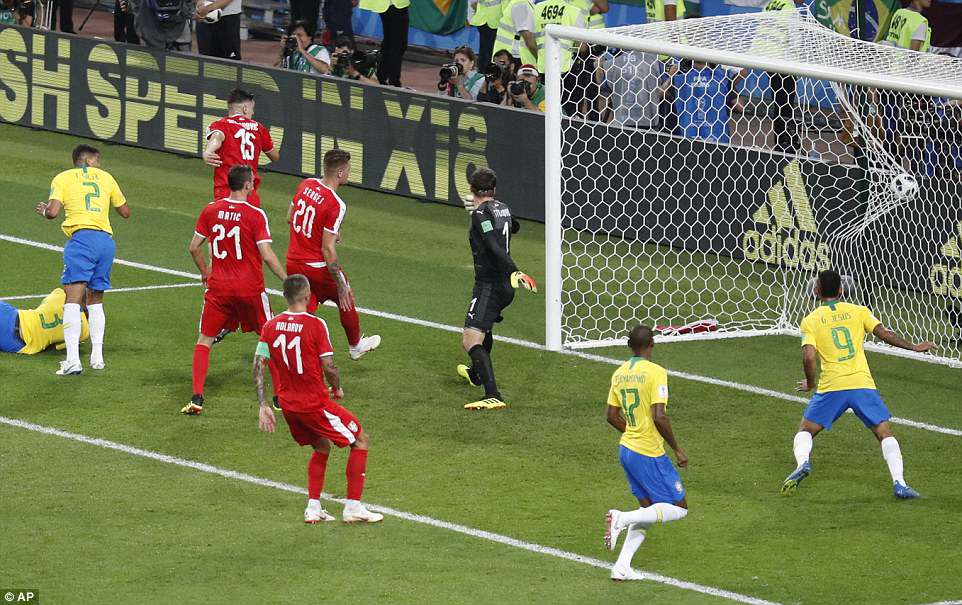 Thiago Silva đặt dấu chấm hết cho Serbia bằng bàn ấn định tỉ số ở phút 68, sau quả phạt góc của Neymar