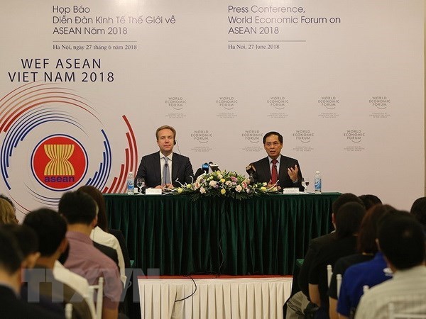 Deputy Minister of Foreign Affairs Bui Thanh Son (right) and World Economic Forum President Borge Brende chair a press conference on the WEF ASEAN 2018 in Hanoi on June 27