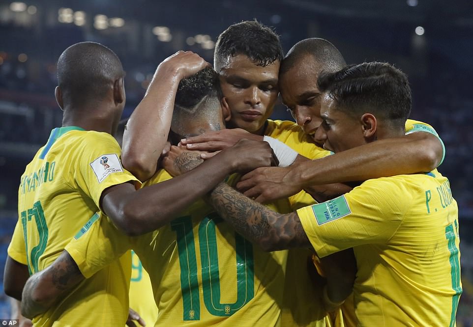 Tỉ số 2-0 được giữ đến hết trận, Brazil chính thức tiến vào vòng trong với 7 điểm sau 3 trận và xếp đầu bảng E. Họ sẽ chạm trán Mexico ở vòng đấu loại trực tiếp. Ảnh: 