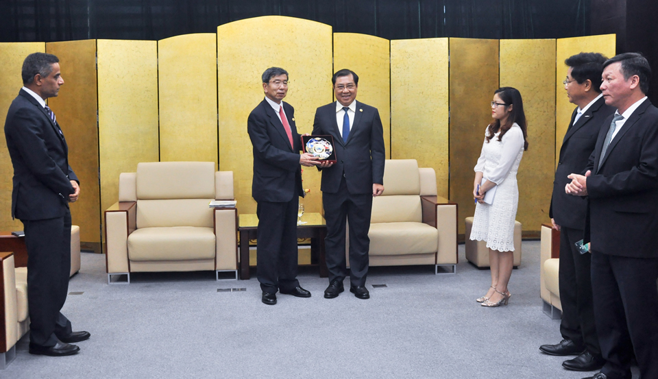 President Nakao (second left) and Chairman Tho
