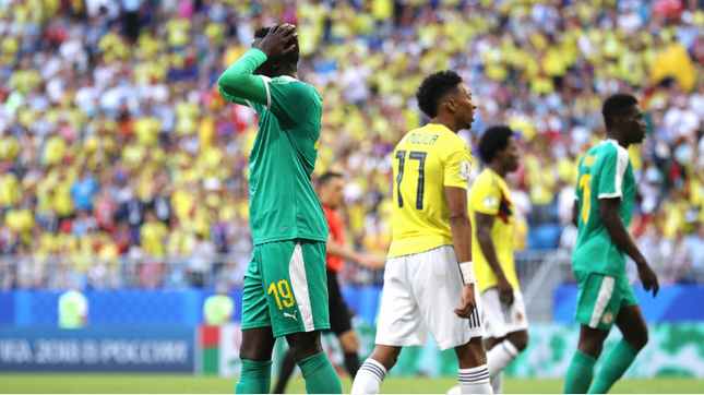 Dù nắm giữ lợi thế nhưng tự mình đánh mất, Senegal (áo xanh) đành phải nhường quyền đi tiếp cho Nhật Bản và Colombia (áo vàng).  Ảnh: FIFA