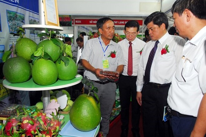 Delegates visit a pavilion at the fair (Photo: VNA)