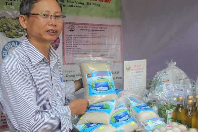 Sản phẩm gạo từ mô hình sản xuất lúa hữu cơ ở xã Hòa Phong, huyện Hòa Vang được giới thiệu bán ra thị trường. 