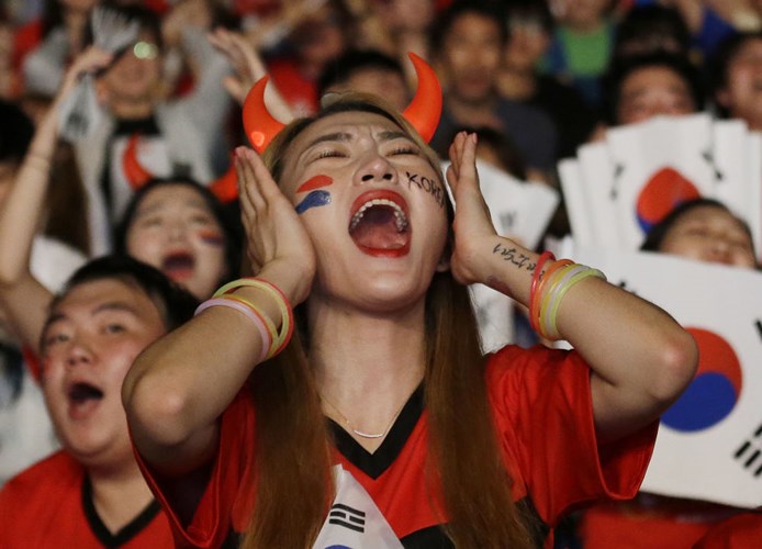 Cảm xúc vỡ òa của cổ động viên Hàn Quốc khi đội nhà giành chiến thắng trước đội tuyển Đức - nhà đương kim vô địch World Cup.