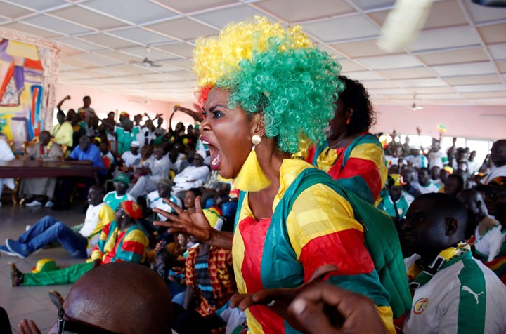 Cổ động viên Senegal gào thét trước màn hình lớn trong trận đấu bảng H, Nhật Bản - Senegal. 