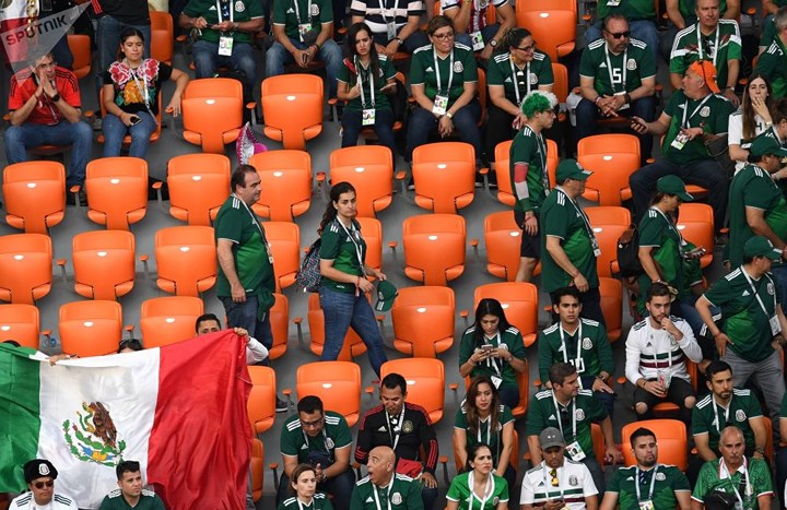 Dù lọt vào vòng 16 đội, nhưng các cổ động viên Mexico vẫn không khỏi ngỡ ngàng khi đội nhà để thua 0-3 trước Thụy Điển.