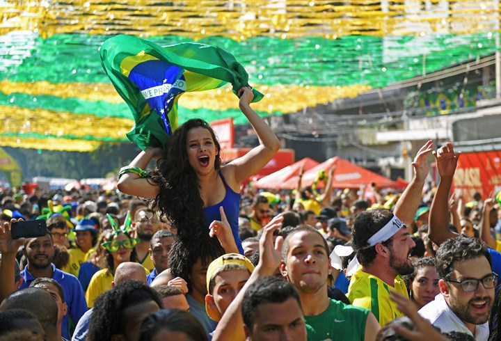 Không được xem trực tiếp trên vận động, không khí ở Rio de Janeiro cũng sôi động không kém khi đội nhà đánh bại Costa Rica.