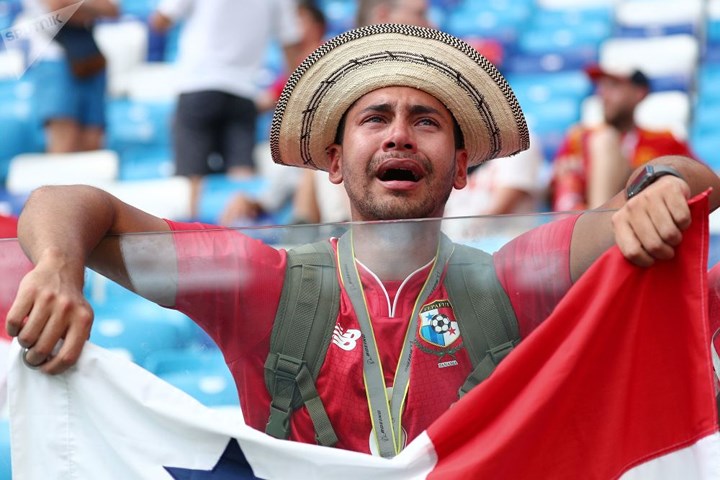 Nước mắt của cổ động viên Panama sau trận Anh-Panama.