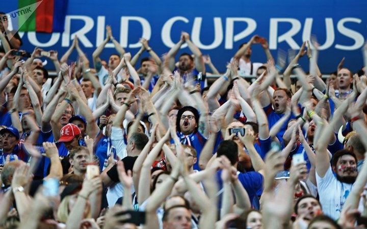 Các cổ động viên Iceland trên sân vận động trong trận đấu với Croatia.