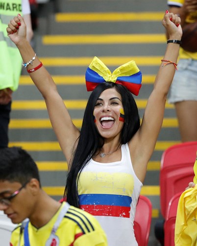 Cổ động viên Colombia trên sân vận động Kazan trong trận đấu với Ba Lan.
