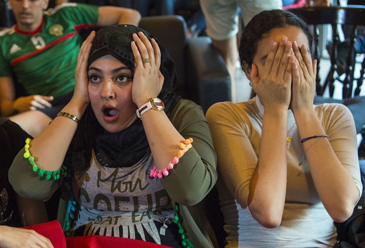 Biểu cảm của cổ động viên Morocco khi xem trận đấu với Iran.