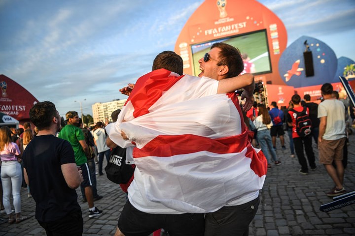 Các cổ động viên Anh theo dõi trận đấu với Tunisia tại Fan Fest ở Kaliningrad.