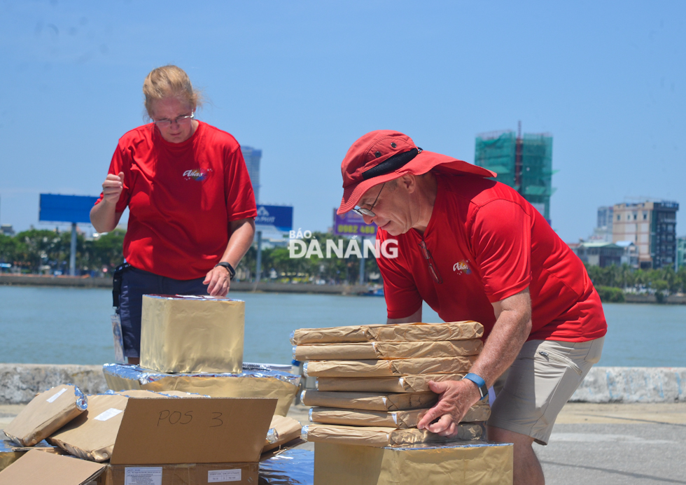 Despite hot weather, the US team members trying their best efforts to ensure on-schedule installation of their fireworks at the former Han River Port in a bustling environment 