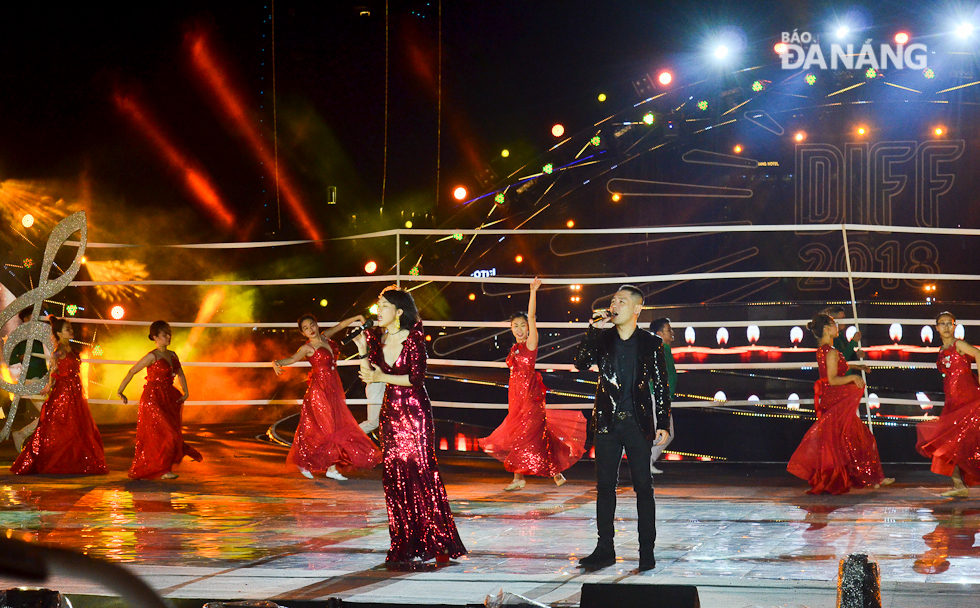 The stage of the night being awakened by the song ‘Vivo Per Lei’ by the duo Dinh Huong and Hoang Hai
