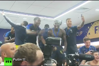 Video cầu thủ Pháp cởi trần, nhảy múa ăn mừng trước mặt các tổng thống