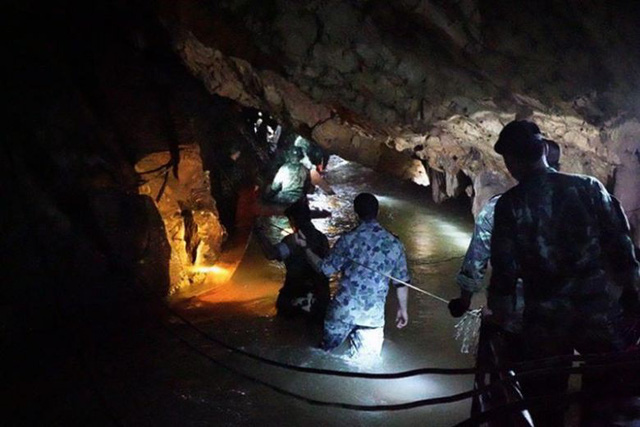 Đội cứu hộ tin sắp tiếp cận được đội bóng Thái Lan mắc kẹt trong hang