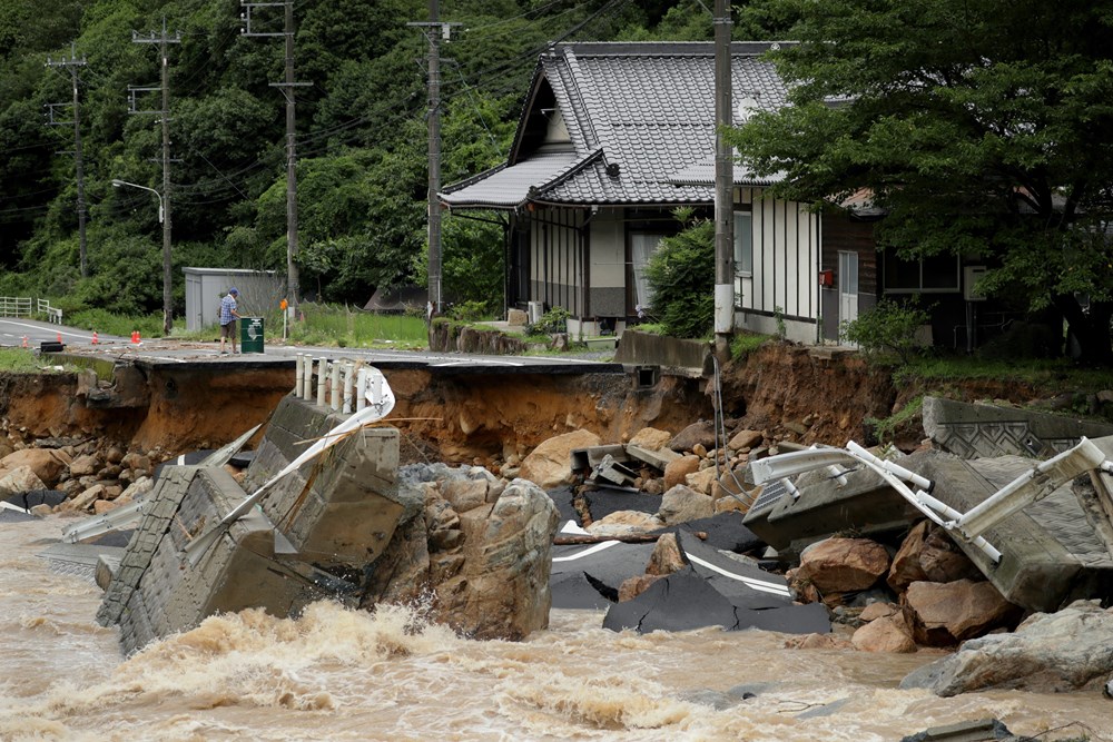 Hình ảnh người dân Nhật Bản chống chọi với đợt mưa lũ kỷ lục