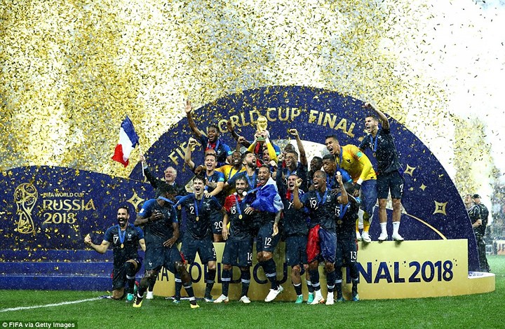 Vô địch World Cup 2018, ĐT Pháp ăn mừng cuồng nhiệt dưới mưa