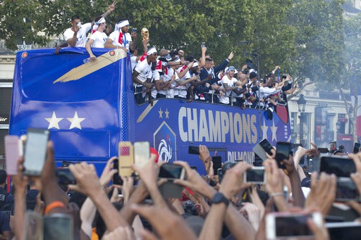 Choáng ngợp lễ diễu hành mừng chức vô địch của đội tuyển Pháp