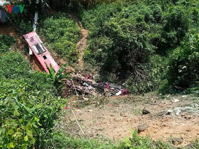 Hiện trường vụ xe khách lao xuống vực ở Cao Bằng, 4 người tử vong ​