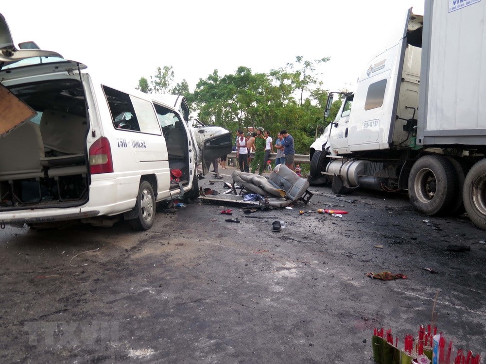Hiện trường vụ tai nạn kinh hoàng làm 13 người chết tại Quảng Nam