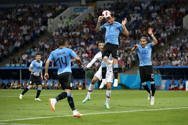 Trước hàng phòng ngự có chiều sâu và được tổ chức tốt của Uruguay (áo xanh), C.Ronaldo (áo trắng) hoàn toàn bất lực khi tìm đường vào khung thành thủ môn Muslera. Ảnh: FIFA