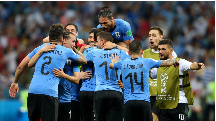 Niềm vui của Uruguay sau khi Cavani nâng tỷ số lến 2-1 cho đội nhà. Ảnh: FIFA