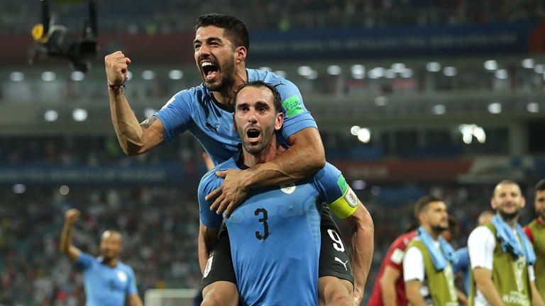 Godin và Suarez vui mừng sau khi Uruguay chính thức giành quyền vào tứ kết. Ảnh: FIFA