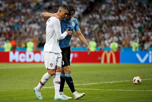 C.Ronaldo dìu Cavani rời sân khi cầu thủ này chấn thương