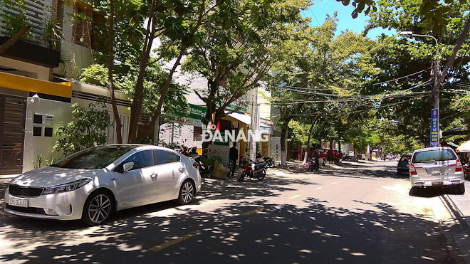 Một xe ô-tô con đỗ sai quy định trên đường Châu Thị Vĩnh Tế vào trưa ngày 1-7. 