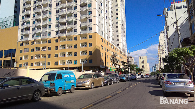 Các phương tiện giao thông đậu kín 2 bên lề  đường Trần Bạch Đằng vào chiều 1-7.