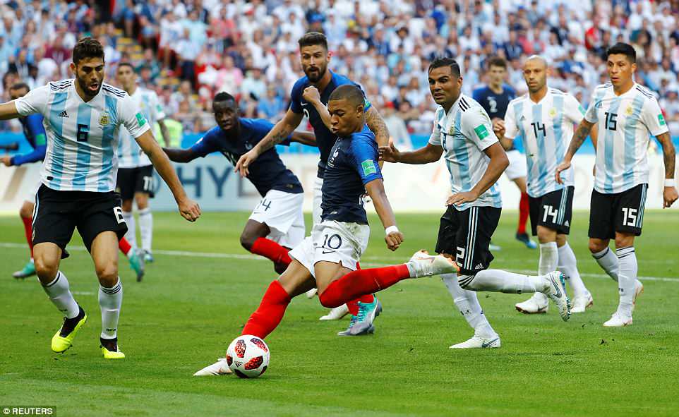 Mbappe liên tục làm chao đảo khung thành Argentina bằng tốc độ, kỹ thuật và sức trẻ. 