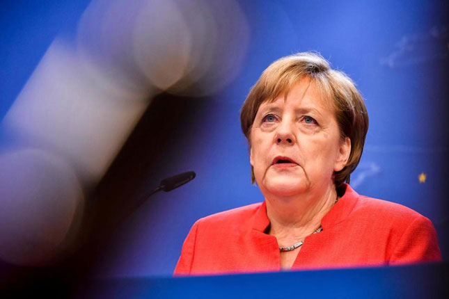 Vấn đề tiếp nhận người nhập cư đang gây khủng hoảng chính trường Đức và gây khó cho Thủ tướng Angela Merkel. 			Ảnh: AP