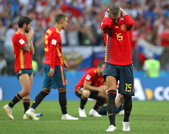 Sự thất vọng của Tây Ban Nha sau khi thất bại trước đội tuyển Nga bằng những quả đá luân lưu 11 mét. Ảnh: Reuters