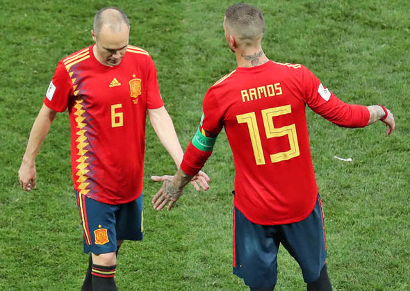 Nhiều khả năng, Ramos (số 15) cũng sẽ chia tay đội tuyên Tây Ban Nha như cách mà đồng đội của anh là Iniesta (số 6) đã chọn. Ảnh: TASS