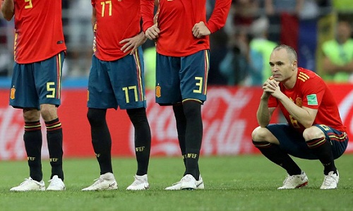 Iniesta chia tay tuyển Tây Ban Nha với một kỷ niệm buồn. Ảnh: Reuters