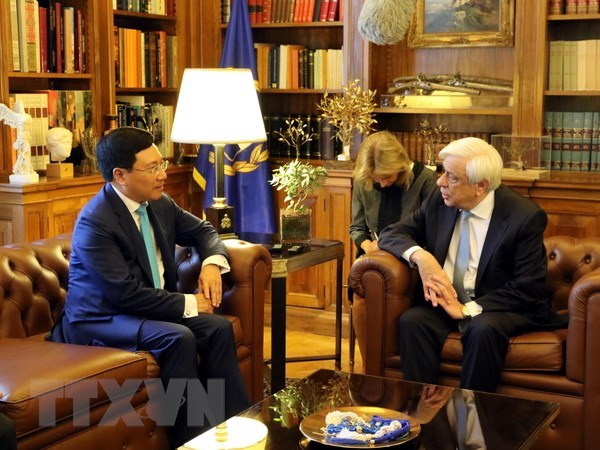 Vietnamese Deputy Prime Minister and Foreign Minister Pham Binh Minh (left) and Greek President Prokopis Pavlopoulos. 