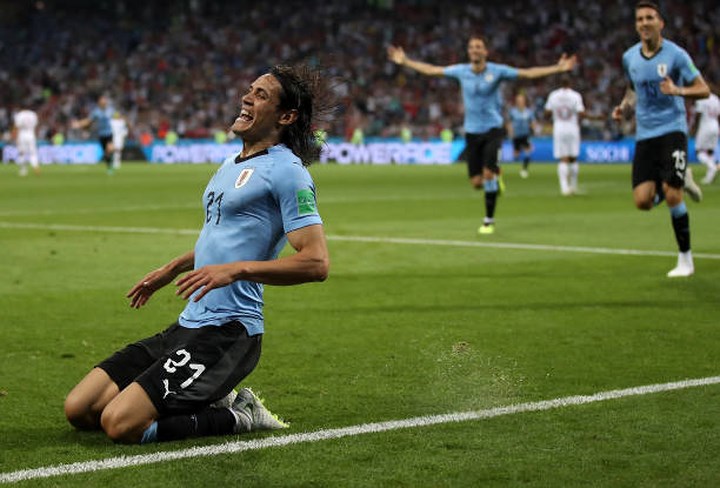 Cavani tỏa sáng rực rỡ với cú đúp giúp Uruguay giành chiến thắng 2-1 trước Bồ Đào Nha để ẵm vé đi tiếp.