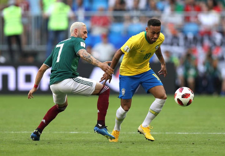 Trong hiệp 2 ở trận đấu giữa Brazil với Mexico, Miguel Layun sau khi vào sân đã theo kèm rất sát với Neymar.