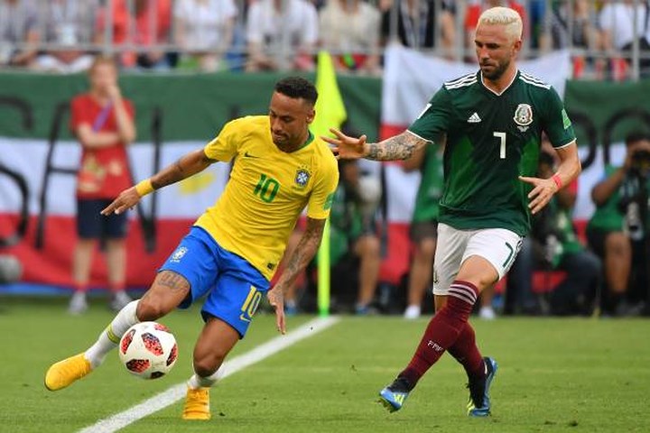 Miguel Layun khiến Neymar gặp nhiều khó khăn trong việc rê dắt bóng.
