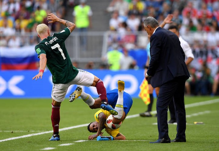 Trong một tình huống tranh bóng, Neymar bị thất thế trước Miguel Layun, cầu thủ người Brazil đã nằm lăn ra sân.