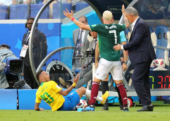 Trong lúc Neymar ngã, Miguel Layun đã chơi tiểu xảo khi giẫm vào chân của tiền đạo người Brazil.