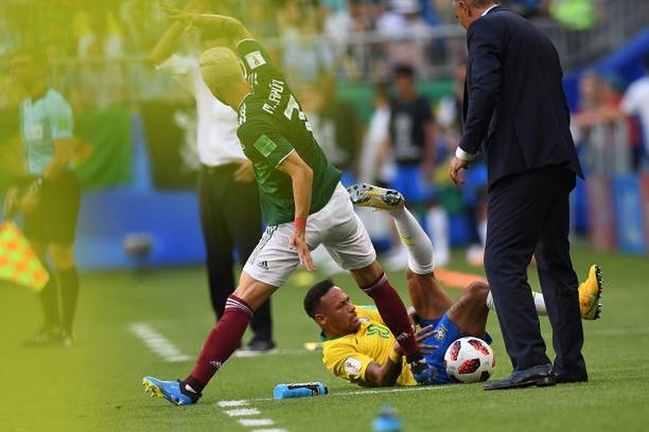 Sau cú giẫm này, Neymar lăn lộn kêu la khiến HLV Tite không khỏi lo lắng.