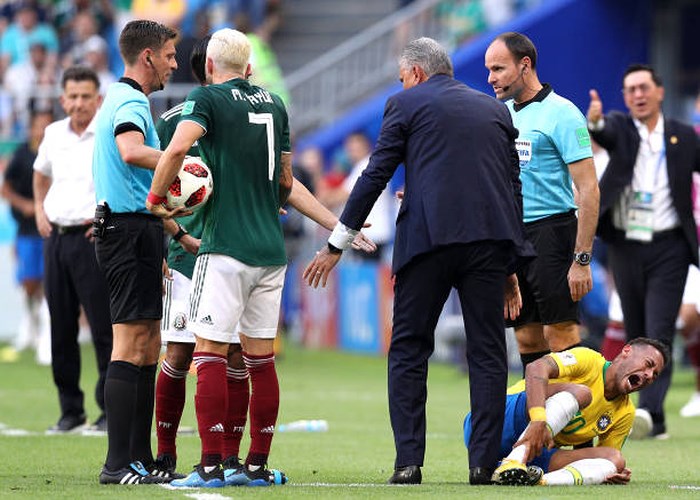 Cú giẫm của Miguel Layun không quá mạnh, nhưng Neymar kêu gào, tỏ vẻ rất đau đớn.