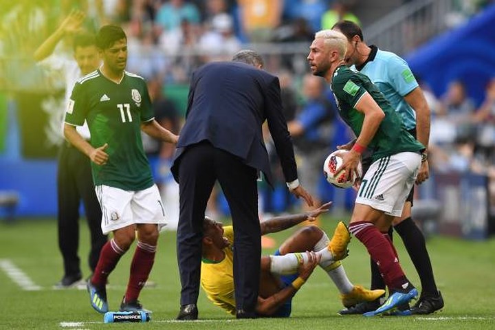 Sau trận đấu, HLV Juan Carlos Osorio của đội tuyển Mexico thẳng thắn nhận xét màn ăn vạ của Neymar là 