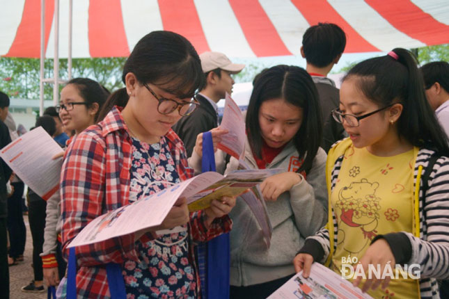 Thí sinh tìm hiểu về các trường đại học tại Ngày hội tư vấn tuyển sinh ở thành phố Đà Nẵng.